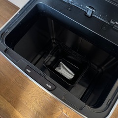 定価2.4万円、自動開閉　ゴミ箱の画像