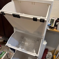 スリムなデザインでインテリアに調和する多段分別ゴミ箱 白 日本製 ホワイトラッシュの画像