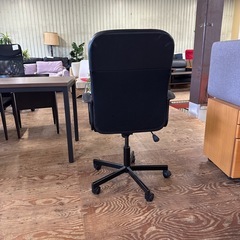 A1759🌟SALE‼️ IKEA 黒いオフィスチェア 合成皮革　🌟の画像