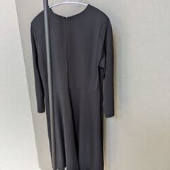 黒のシンプルワンピースの画像