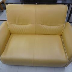 合皮 2人掛けソファ 幅128cm イエロー系×ホワイトステッチ 2Pソファ ソファー 長椅子 苫小牧西店の画像