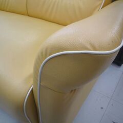 合皮 2人掛けソファ 幅128cm イエロー系×ホワイトステッチ 2Pソファ ソファー 長椅子 苫小牧西店の画像