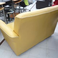 合皮 2人掛けソファ 幅128cm イエロー系×ホワイトステッチ 2Pソファ ソファー 長椅子 苫小牧西店の画像