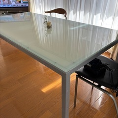 ボーコンセプトのガラステーブルの画像