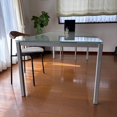 ボーコンセプトのガラステーブルの画像