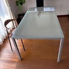 ボーコンセプトのガラステーブルの画像