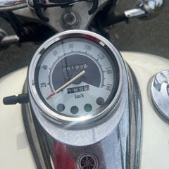 【車種】ヤマハ ドラッグスター250 【特徴】扱いやすい250ccクルーザー。低くて安定感があり、街乗り・ツーリングどちらにも最適。 【状態】全て純正パーツ使用。後部シートに背もたれ（タンデムバー）付き。 外装も綺麗に磨いており、エンジン好調です。 の画像