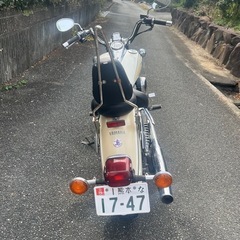 【車種】ヤマハ ドラッグスター250 【特徴】扱いやすい250ccクルーザー。低くて安定感があり、街乗り・ツーリングどちらにも最適。 【状態】全て純正パーツ使用。後部シートに背もたれ（タンデムバー）付き。 外装も綺麗に磨いており、エンジン好調です。 の画像