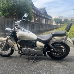 【車種】ヤマハ ドラッグスター250 【特徴】扱いやすい250ccクルーザー。低くて安定感があり、街乗り・ツーリングどちらにも最適。 【状態】全て純正パーツ使用。後部シートに背もたれ（タンデムバー）付き。 外装も綺麗に磨いており、エンジン好調です。 の画像