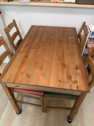IKEA ヨックモックダイニングテーブル　椅子4脚付き