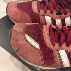 adidas ZX700 バーガンディ スニーカーの画像