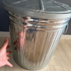 ブリキ物入れ　大きめの画像