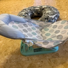 ベビーバス、授乳枕の画像