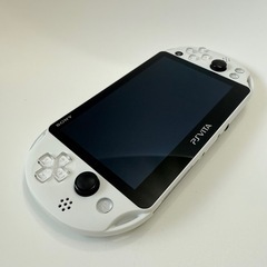 《美品✨》PS VITA本体/ホワイト/おまけソフト4本＋専用ケースの画像
