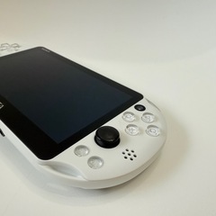 《美品✨》PS VITA本体/ホワイト/おまけソフト4本＋専用ケースの画像