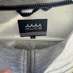 mutaグレーパーカーの画像