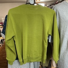 寒くなる季節に☃️子供服キッズ服メンズ男の子服👦サイズ140APFELTOWNスエットシャツ裏地あったか☺️黄緑•水色•赤•黒•白の画像