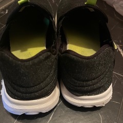 軽いスニーカーの画像