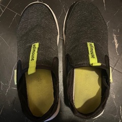 軽いスニーカーの画像