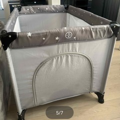 ベビーベッドグレーの画像