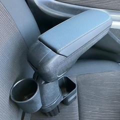 ジムニーシエラ JB74専用 フロントシートアームレスト(角度調整機能付)ドリンクホルダーの画像
