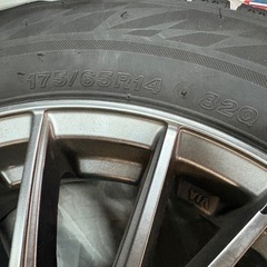 ブリヂストンのスタッドレスタイヤ「BLIZZAK VRX（175/65R14 82Q）」の4本セットです。 アルミホイール付きになります。の画像