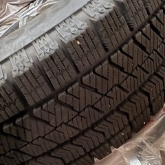 ブリヂストンのスタッドレスタイヤ「BLIZZAK VRX（175/65R14 82Q）」の4本セットです。 アルミホイール付きになります。の画像