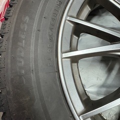 ブリヂストンのスタッドレスタイヤ「BLIZZAK VRX（175/65R14 82Q）」の4本セットです。 アルミホイール付きになります。の画像