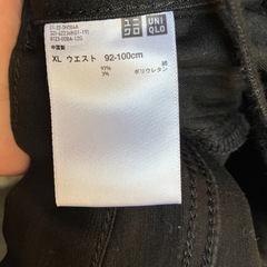 UNIQLO黒パンツの画像