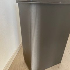 プラスチックゴミ箱の画像