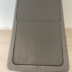 プラスチックゴミ箱の画像