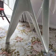 ゼロ円 中古　強化ガラス天板　直径120ｃｍ　きれい　三本足ですが結構安定していますの画像