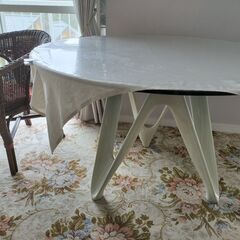 ゼロ円 中古　強化ガラス天板　直径120ｃｍ　きれい　三本足ですが結構安定していますの画像