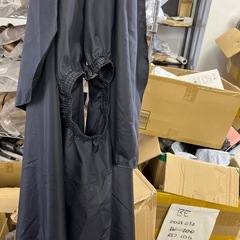 散髪ケープ 静電気防止 防水 ヘアーエプロン 子供大人兼用 カッティングクロス 無袖タイプ 調節可能 髪にくっつかない 美容エプロン ヘアカットケープ 散髪用ケープ 黒の画像