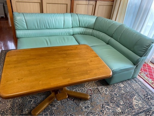 コーナーソファーと昇降式ダイニングテーブル