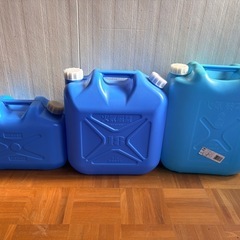 灯油用タンク３つの画像