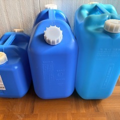 灯油用タンク３つの画像