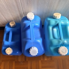 灯油用タンク３つの画像