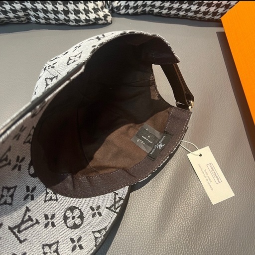 Louis Vuitton グレー モノグラムキャップ