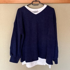 ネイビーVカットソーの画像