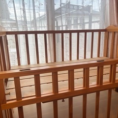 ベビーベッド、羽毛布団、敷布団付きの画像