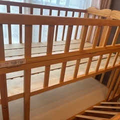 ベビーベッド、羽毛布団、敷布団付きの画像