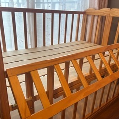 ベビーベッド、羽毛布団、敷布団付きの画像