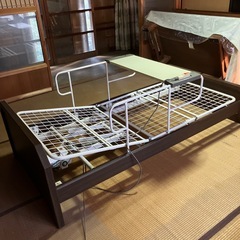 電動式介護ベッドの画像