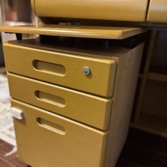 学習デスク。照明、キャスター付き引き出しワゴン（上部高さ調節可）付き。の画像