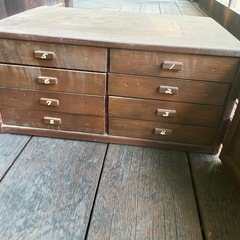 昔の木の収納の画像