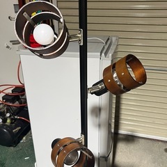 ニトリ製　フロアライト　スタンドライト　３灯　ブラウン／ブラック　ウッドリング　の画像