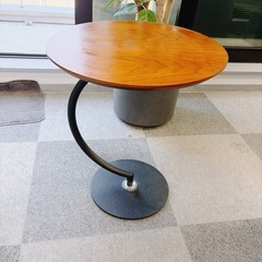 中古品 丸テーブルの画像