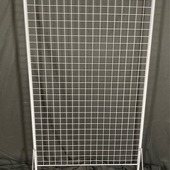 ワイヤーネット幅約90×奥行約45×高さ約103cmスタンドキャスター付き　什器 ワイヤーネット メッシュパネル  白 ディスプレイ、イベント、店舗での商品陳列　ウェルカムスペースNO.38の画像