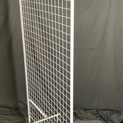 ワイヤーネット幅約90×奥行約45×高さ約103cmスタンドキャスター付き　什器 ワイヤーネット メッシュパネル  白 ディスプレイ、イベント、店舗での商品陳列　ウェルカムスペースNO.38の画像